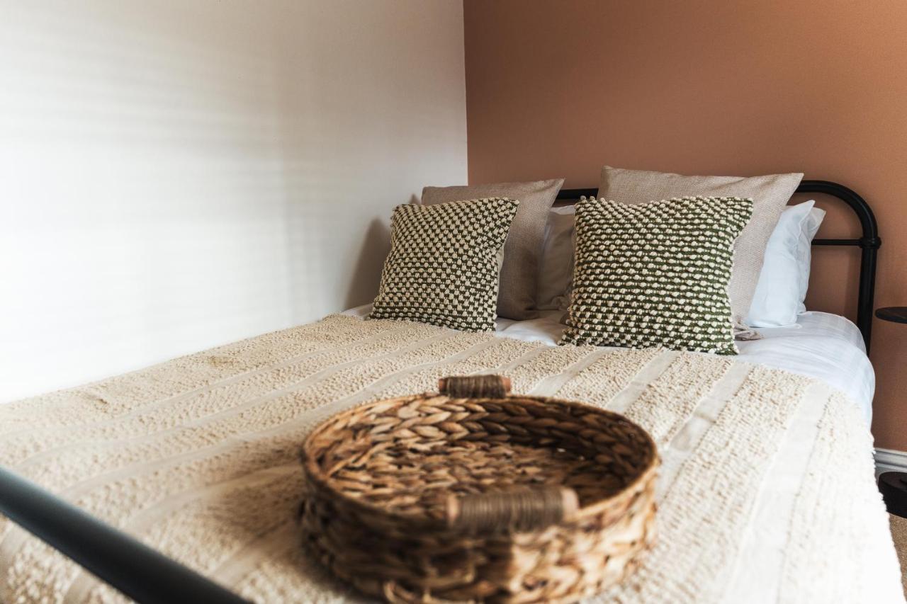 Wych Cottage, Striking 2 Bed, Parking, Ground Floor Flat - Step Free サマートン エクステリア 写真