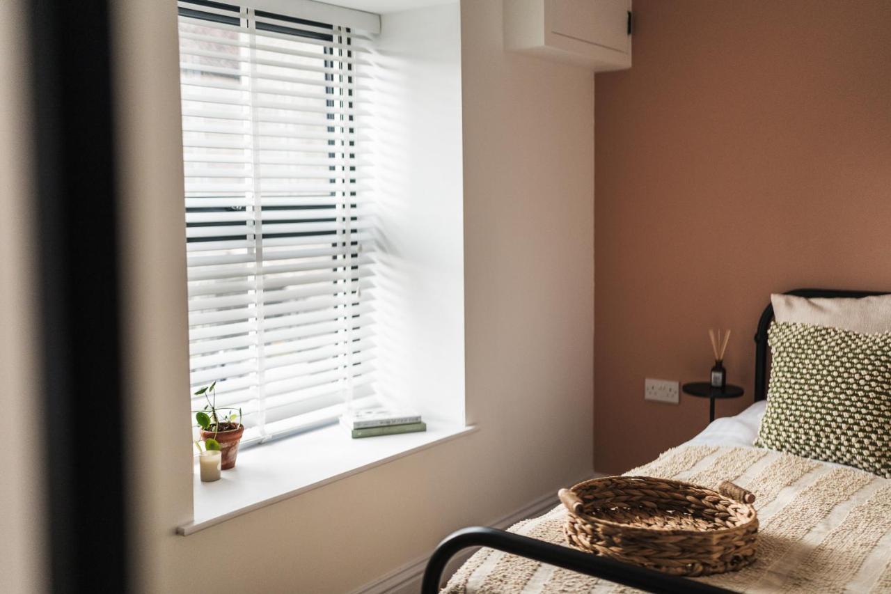 Wych Cottage, Striking 2 Bed, Parking, Ground Floor Flat - Step Free サマートン エクステリア 写真