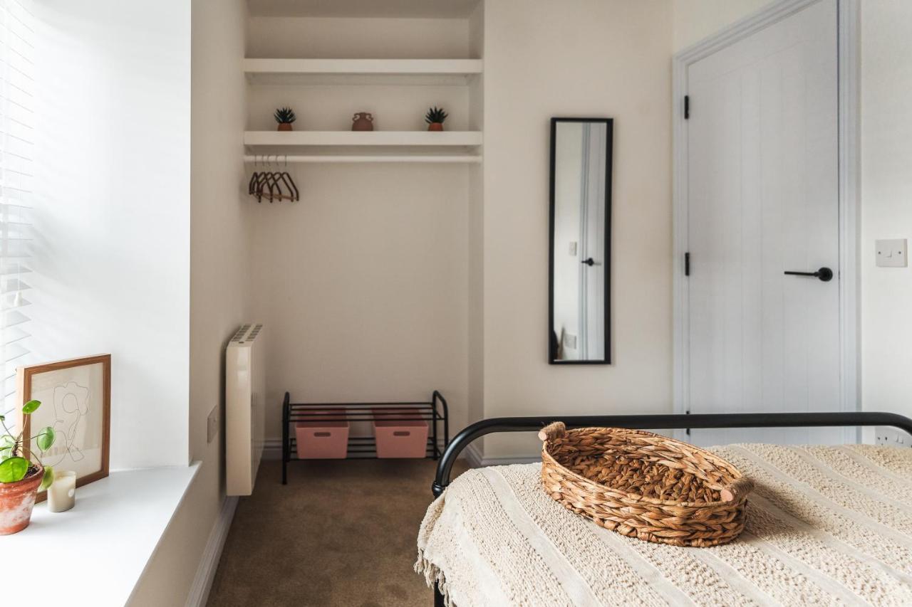 Wych Cottage, Striking 2 Bed, Parking, Ground Floor Flat - Step Free サマートン エクステリア 写真